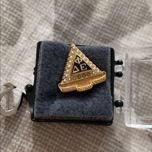 Sorority pin - Delta Phi Epsilon